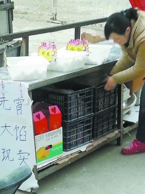 頭天沒賣掉的元宵和原料就放在攤柜里，沒有任何遮擋。