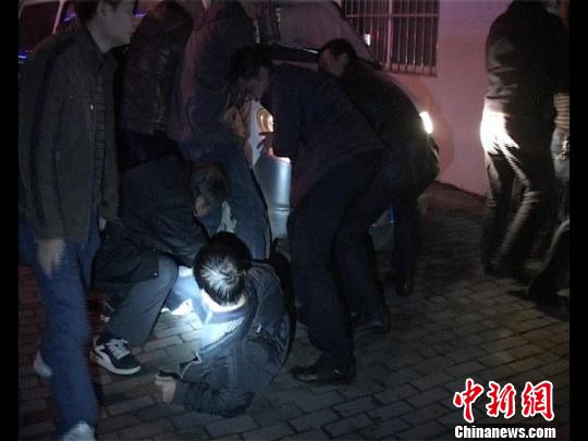 眾人抬車救人。 林增崇 攝
