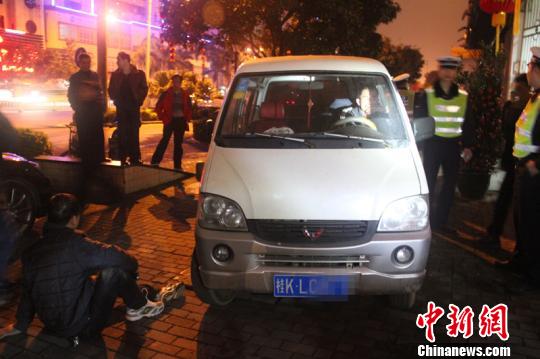 眾人抬車救人。 林增崇 攝