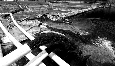 ?2010年7月，福建紫金礦業(yè)紫金山銅礦濕法廠發(fā)生銅酸水滲漏事故，造成汀江部分水域嚴(yán)重污染，事故被瞞報(bào)9天。（資料圖片）圖/CFP