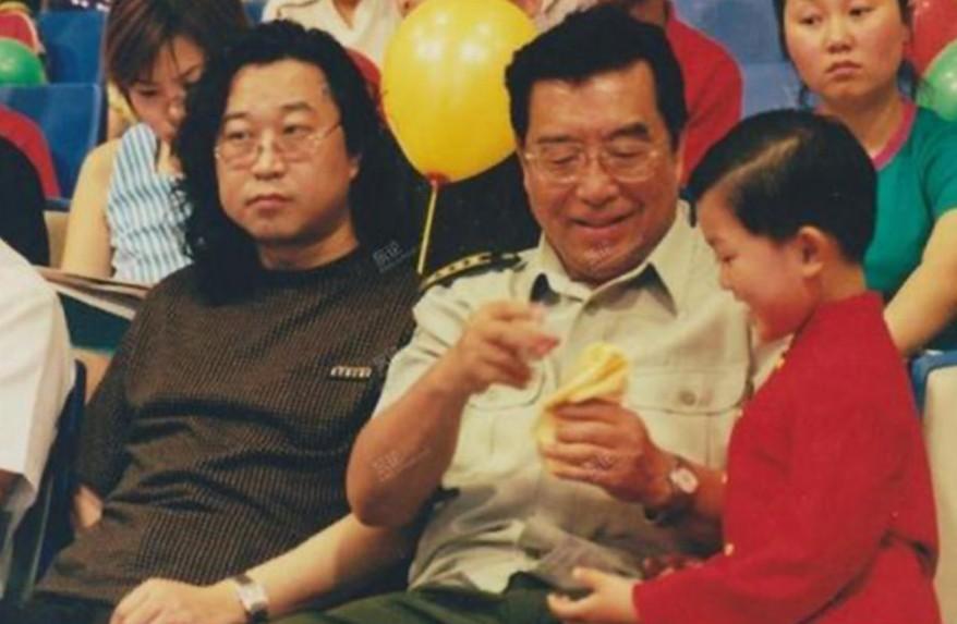 李雙江之子李天一成長全紀錄：媽媽夢鴿蹲地為其換衣