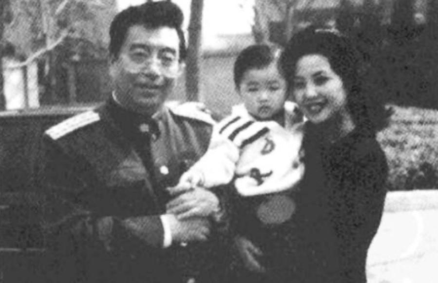 李雙江之子李天一成長全紀(jì)錄：媽媽夢鴿蹲地為其換衣