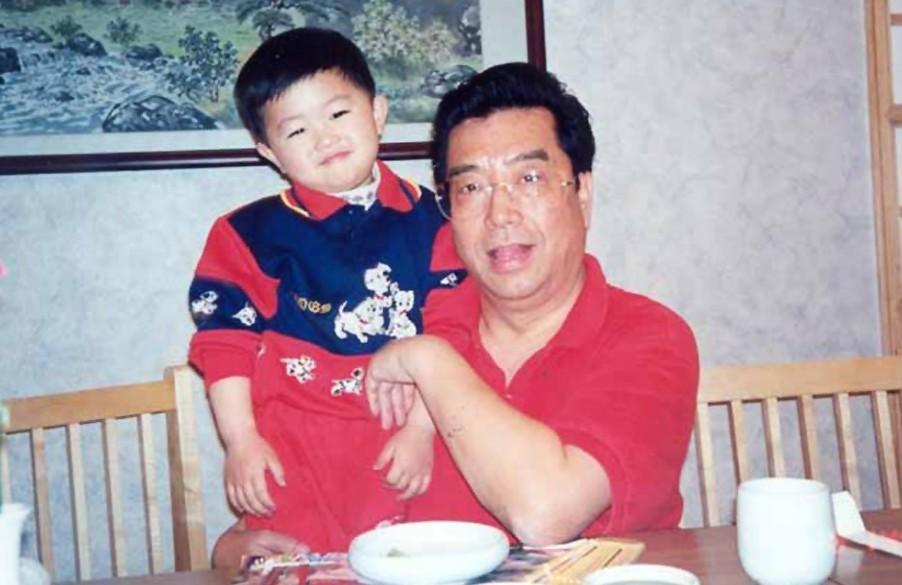 李雙江之子李天一成長(zhǎng)全紀(jì)錄：媽媽夢(mèng)鴿蹲地為其換衣