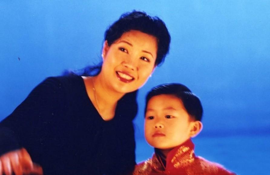 李雙江之子李天一成長全紀(jì)錄：媽媽夢鴿蹲地為其換衣