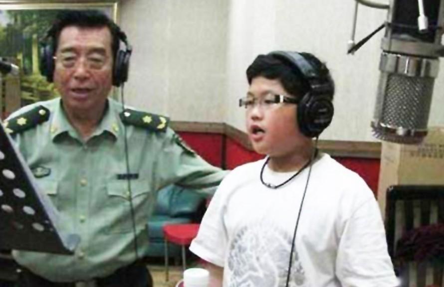 李雙江之子李天一成長全紀錄：媽媽夢鴿蹲地為其換衣