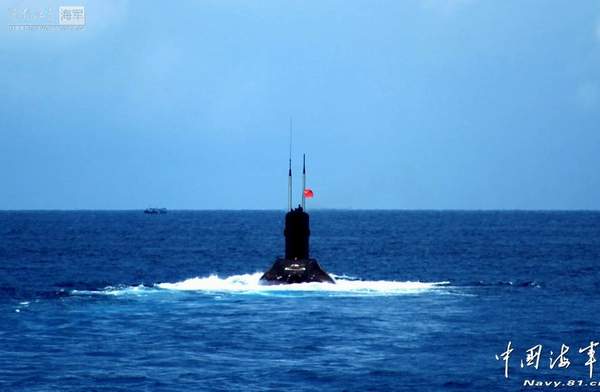 資料圖：南海艦隊(duì)某潛艇支隊(duì)374艇迎著朝霞駛出軍港，開赴某潛艇訓(xùn)練海域，與反潛機(jī)展開水聲對抗演練。