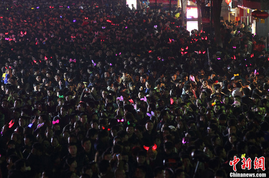數(shù)十萬民眾涌入南京夫子廟觀燈 