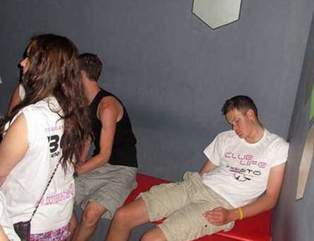 揭各地夜總會 醉酒男女亂性狂歡