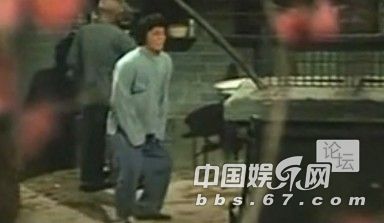 口味有點(diǎn)重！成龍大哥早年三級片曝光 與艷星翻云覆雨