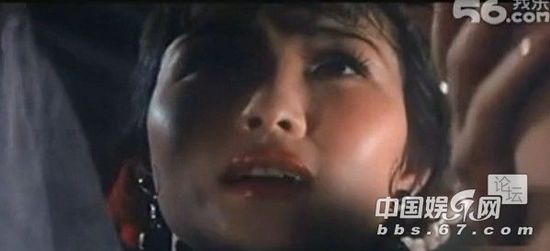 口味有點重！成龍大哥早年三級片曝光 與艷星翻云覆雨