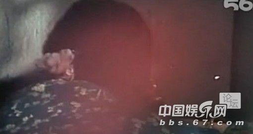 口味有點重！成龍大哥早年三級片曝光 與艷星翻云覆雨