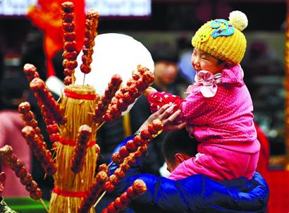 糖球會(huì)3天迎88萬(wàn)人次 傳統(tǒng)燈謎遇網(wǎng)絡(luò)阻擊眾人忙百度