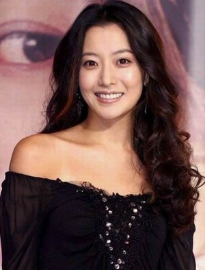 揭嫁豪門女星：李英愛(ài)誕龍鳳胎 韓彩英9年戀愛(ài)長(zhǎng)跑