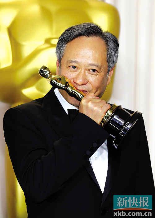 李安親吻獎杯