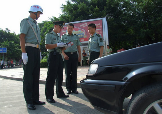 資料圖：嚴(yán)格審核軍車出車手續(xù)。