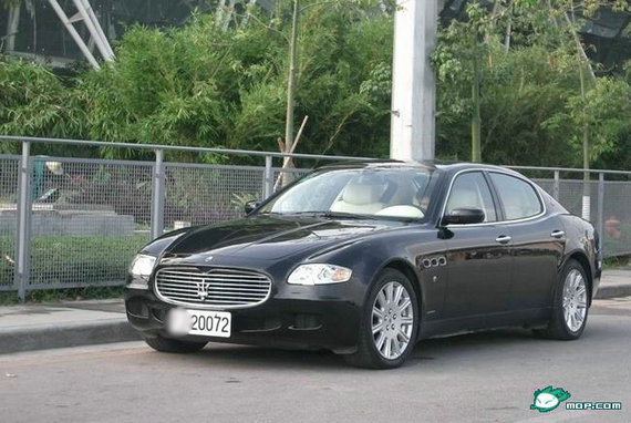 資料圖：網(wǎng)絡(luò)曝光的軍車中的豪華車。