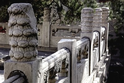 2月27日，記者在頤和園南湖島涵虛堂發(fā)現(xiàn)，欄桿上的一個(gè)云龍紋石雕望柱頭失蹤。 記者 郭鐵流（圖片來(lái)源：新京報(bào)）