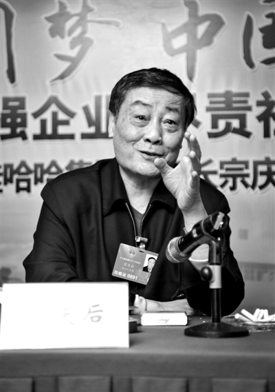 昨日，蟬聯(lián)中國內(nèi)地首富的全國人大代表、娃哈哈集團(tuán)董事長宗慶后，到京參加全國人大會議。實習(xí)生 楊奉焓
