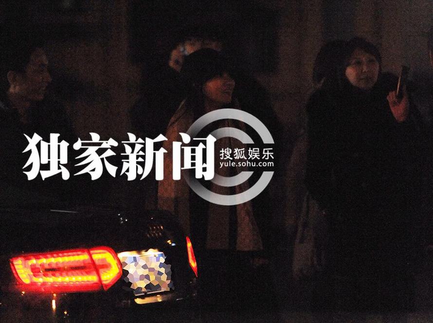 伊能靜深夜出街挽神秘男 疑戀上新任經(jīng)紀(jì)人