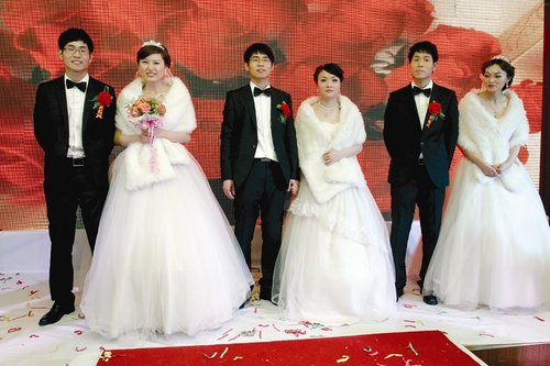 湖北三胞胎兄弟同日娶妻新娘稱不會認(rèn)錯人（圖）