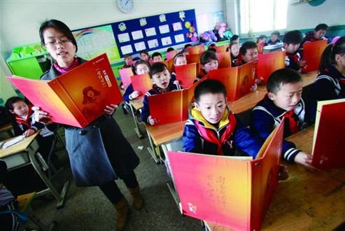 濟(jì)南新苑小學(xué)從1997年開始，讓學(xué)生堅(jiān)持續(xù)寫雷鋒日記至今已經(jīng)有十六年 記者鄭濤攝