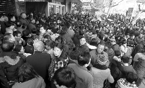 早上市民排長(zhǎng)隊(duì)，等華僑路交易中心開(kāi)門