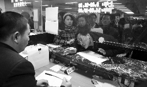 “人人人人人人人人華僑路房產(chǎn)交易大廳人人人人人人人人人。”昨天一大早，“@現(xiàn)代快報(bào)”微博用這句話來(lái)形容南京房產(chǎn)交易登記的火爆。