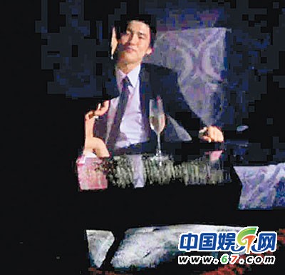 情到濃時，汪圓圓吻男友面頰