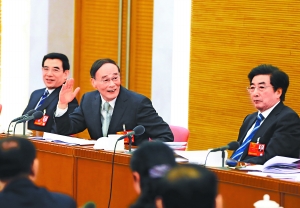 3月6日，中共中央政治局常委、中央紀(jì)委書(shū)記王岐山來(lái)到他所在的北京代表團(tuán)，與代表一起審議政府工作報(bào)告。