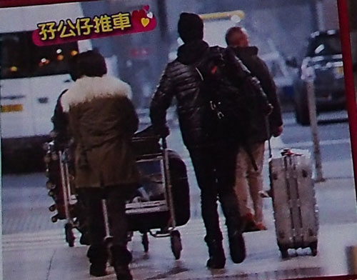 胡定欣馬國(guó)明同推車回港