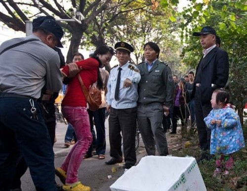 城管與女小販發(fā)生沖突后，女小販被警方強(qiáng)行帶走，她的孩子在一旁放聲大哭。南都記者 黎湛均 攝