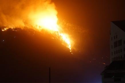 山東泰山景區(qū)19時(shí)發(fā)生山火 有關(guān)部門(mén)正全力組織滅火