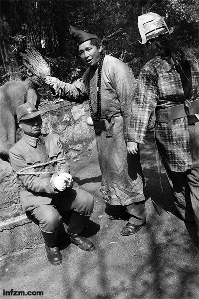 “鬼子專業(yè)戶”的群眾演員劉振于穿著日本軍服，和幾個朋友拍攝關于抗日、反對日本占領釣魚島的短片。 （南方周末記者 麥圈/圖）