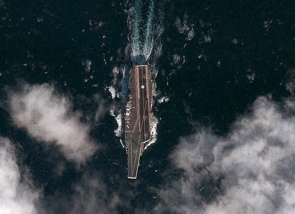 原文配圖：美國Digital Globe衛(wèi)星公司公布的拍攝于3月1日的遼寧艦航母衛(wèi)星照。