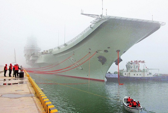 資料圖：遼寧艦航母靠泊在航母軍港內(nèi)的場景。