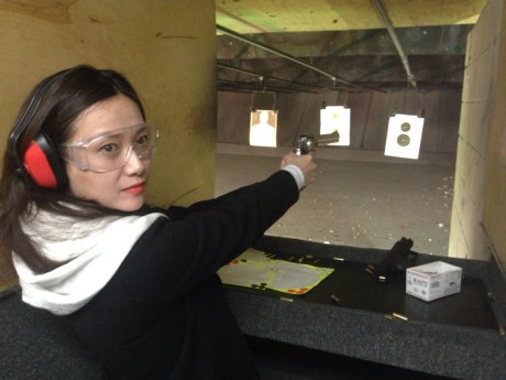 徐靜蕾美國(guó)定居秀槍法 網(wǎng)友：容顏大改認(rèn)不出(圖)