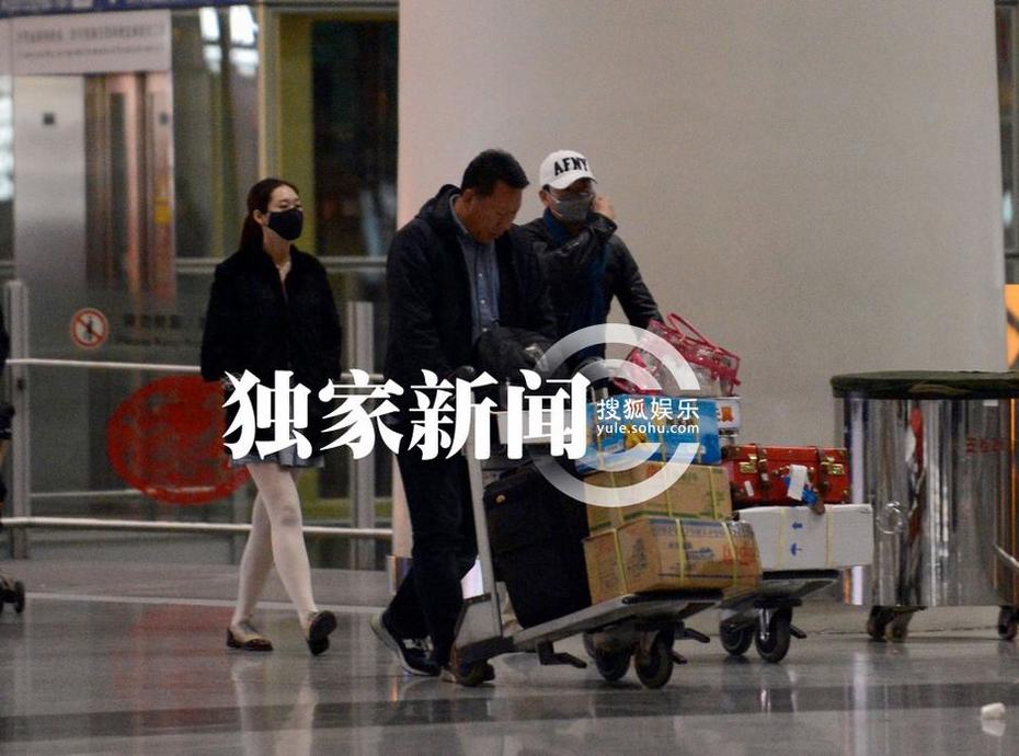 追星：平安開(kāi)跑車(chē)與女友公路激吻 周杰攜85后模特女友回京