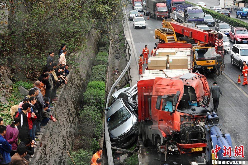 事發(fā)現(xiàn)場，警察正在進行救援。