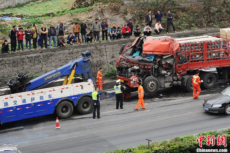 事發(fā)現(xiàn)場(chǎng)，警察正在進(jìn)行救援。