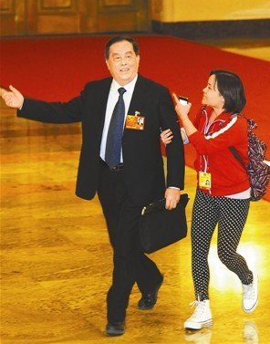 鐵道部部長盛光祖被攔下，欣然接受采訪