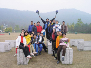 高一時，全班去太子灣公園玩。右二穿著黃色衣服的是張京。左上中間穿著黑衣服的女孩是也進了外交部的趙婷，圍紅色格子圍巾的是胡躍波老師。圖片由胡躍波老師提供