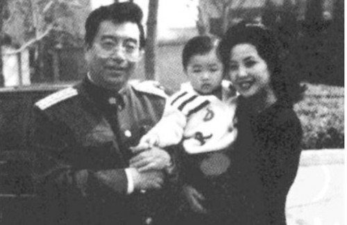 李雙江、李天一、夢(mèng)鴿一家三口的合影。
