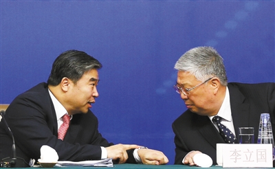 昨日，民政部副部長(zhǎng)竇玉沛提醒部長(zhǎng)李立國(guó)，記者會(huì)結(jié)束時(shí)間快到了。新京報(bào)記者 韓萌 攝