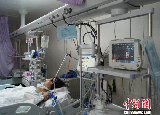 洞房花燭夜被中國(guó)古人稱為人生四喜之一，但對(duì)于來(lái)自山西省偏遠(yuǎn)山村的李瑞江來(lái)說(shuō)，新婚之夜足以成為其人生之大悲。李瑞江疑因被“鬧洞房”時(shí)導(dǎo)致的支氣管斷裂及并發(fā)癥，或?qū)⒆兂芍参锶?。張怡攝