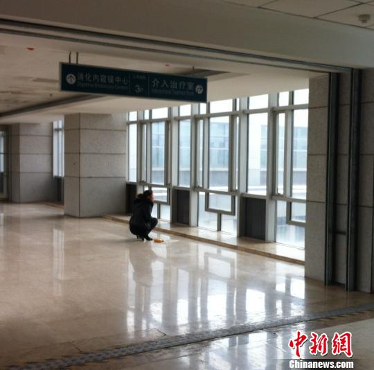 洞房花燭夜被中國(guó)古人稱為人生四喜之一，但對(duì)于來(lái)自山西省偏遠(yuǎn)山村的李瑞江來(lái)說(shuō)，新婚之夜足以成為其人生之大悲。李瑞江疑因被“鬧洞房”時(shí)導(dǎo)致的支氣管斷裂及并發(fā)癥，或?qū)⒆兂芍参锶恕堚鶖z
