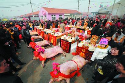 3萬(wàn)人擠爆田橫祭海節(jié) 肥豬海鮮端上桌
