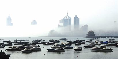 前海首場(chǎng)平流霧拉開青島霧季大幕 三日內(nèi)難消