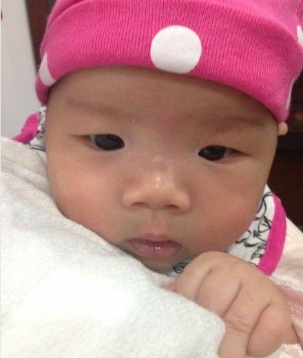 黃奕老公曝女兒正面照。