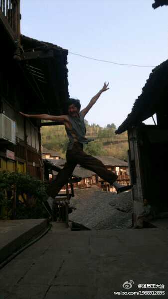 “激吻門”王大治搞怪照曝光 網(wǎng)友：長(zhǎng)得就杯具還搞怪