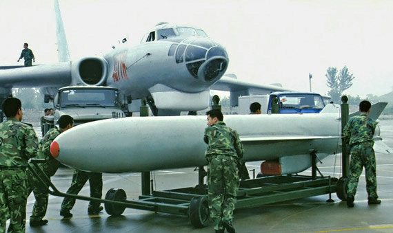 資料圖：轟-6裝備國(guó)產(chǎn)“鷹擊-63”大型空對(duì)地巡航導(dǎo)彈。